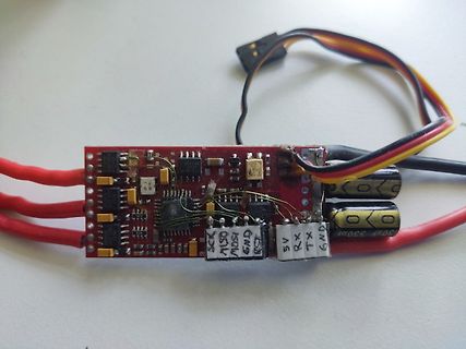 Bestückte rote Leiterplatte mit Kabeln und Elektrolytkondensatoren