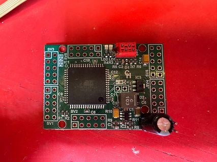 Leiterplatte mit Mikrocontroller und elektronischen Bauteilen