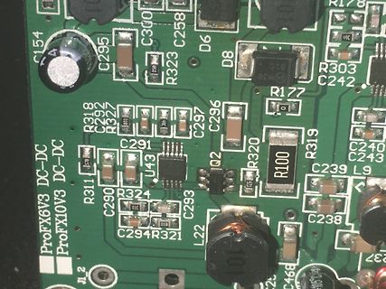 Nahaufnahme einer Leiterplatte mit elektronischen Bauteilen