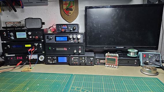 Verschiedene Labornetzgeräte und Messgeräte auf Werkstattunterlage