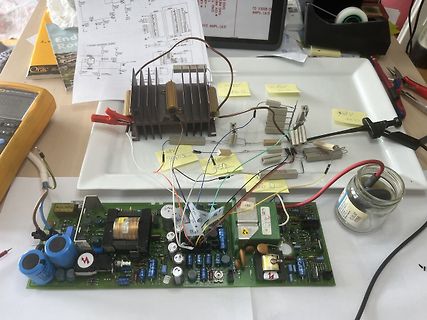 Elektronik-Aufbau mit Platine, Kühlkörper und Schaltplan