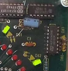 Nahaufnahme einer Leiterplatte mit integrierten Schaltkreisen und LEDs