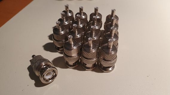 Mehrere BNC-Stecker auf weißem Untergrund