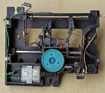 Mechanik eines Laufwerks mit Zahnrädern und Elektromotor