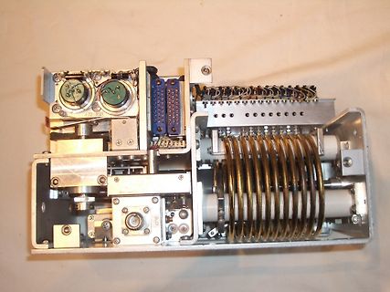 Innenansicht eines elektronischen Geräts mit Spulen und Steckverbindern