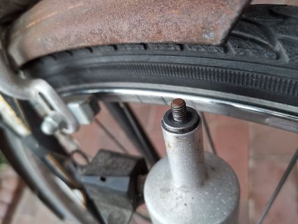 Nahaufnahme eines Fahrradreifens und einer Achse