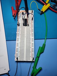Aufbau auf einem Breadboard mit Messklemmen