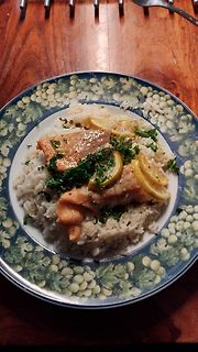 Lachs auf Reis mit Zitrone und Kräutern