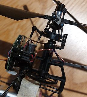 Innenansicht eines kleinen Hubschraubers mit Platine und Motor