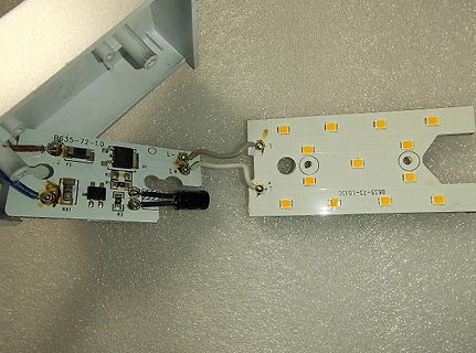 Zwei Leiterplatten mit LED-Streifen und Bauteilen