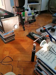 Experimenteller Aufbau mit Büchern und Beleuchtung