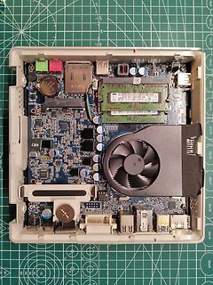 Innenansicht eines Mini-PCs mit Mainboard und Lüfter