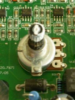 Nahaufnahme einer Leiterplatte mit Potentiometer