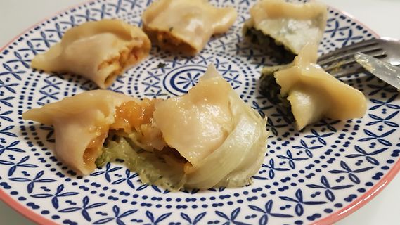 Dumplings auf einem gemusterten Teller
