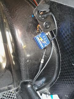 Elektronikkomponenten an Carbonoberfläche