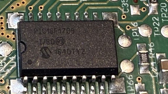 Nahaufnahme eines PIC18F1709 Mikrocontrollers auf einer Leiterplatte