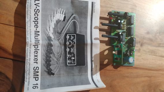 Leiterplatte neben Bedienungsanleitung eines Multiplexers
