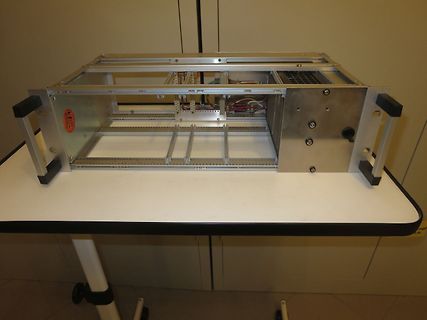 Metallgehäuse eines elektronischen Geräts auf einem Tisch