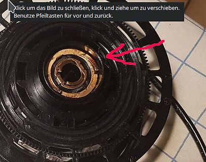 Innenansicht eines Elektromotors mit rotem Pfeil