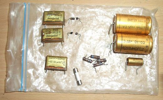Verschiedene elektronische Bauteile in einem Plastikbeutel
