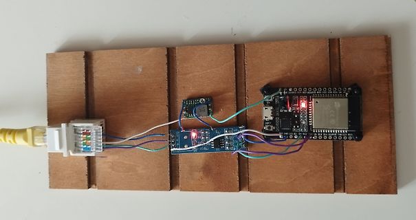 Elektronik-Aufbau mit ESP32 und Sensoren auf Holzbrett