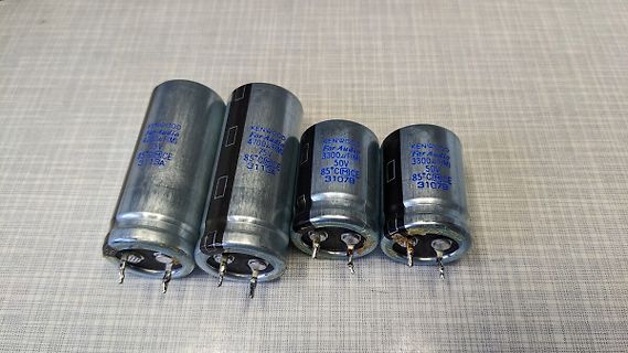 Vier Elektrolytkondensatoren von Kenwood