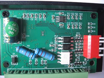 Bestückte grüne Leiterplatte mit elektronischen Bauteilen
