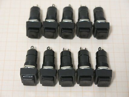 Zehn schwarze Schalter auf Millimeterpapier