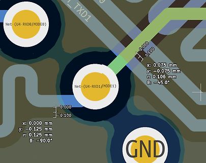 Ausschnitt eines PCB-Layouts mit Leiterbahnen und Textbeschriftungen