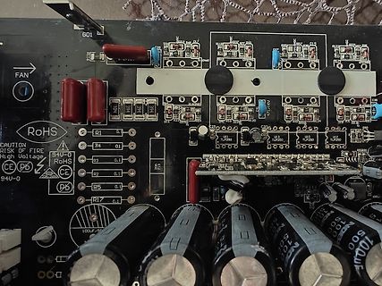 Nahaufnahme einer bestückten Leiterplatte mit Elektrolytkondensatoren