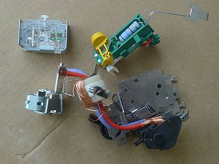 Zerlegte elektrische Bauteile und Relais auf Untergrund