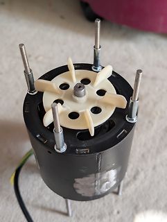 Elektromotor mit Lüfterrad und Befestigungsbolzen