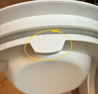 Nahaufnahme eines weißen Kunststoffgehäuses mit gelbem Kreis