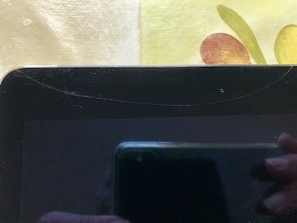 Nahaufnahme eines schwarzen Bildschirms mit Reflexionen