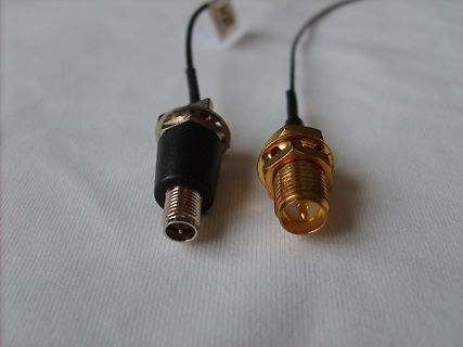 Zwei Koaxialstecker mit Kabeln