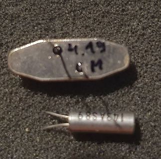 Zwei elektronische Bauteile auf Untergrund