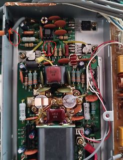 Innenansicht einer Leiterplatte mit elektronischen Bauteilen