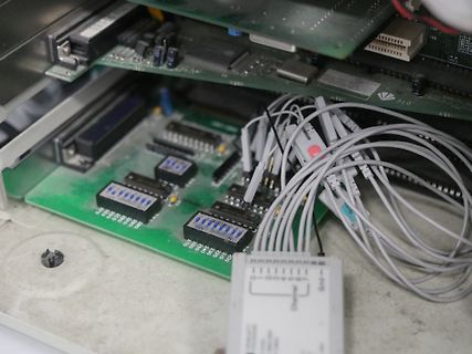 Innenansicht eines elektronischen Geräts mit Leiterplatten und Kabeln