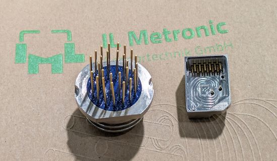 Elektronikbauteil mit Pins auf Holzuntergrund