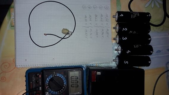 Multimeter, Batterien und Messwerte auf Notizblock