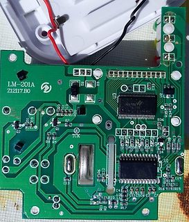 Nahaufnahme einer grünen Leiterplatte mit elektronischen Bauteilen