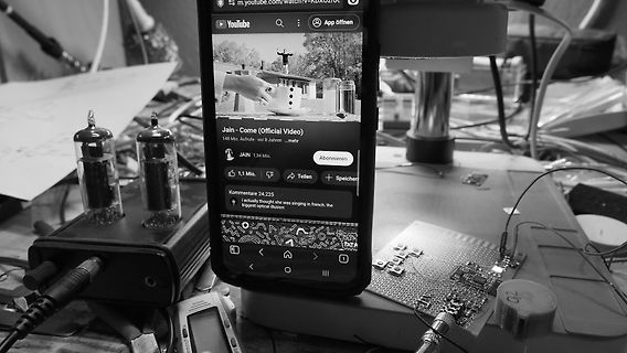 Smartphone mit YouTube-Video vor Elektronikbauteilen