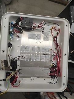 Innenansicht eines Gehäuses mit Elektronikkomponenten und Verkabelung