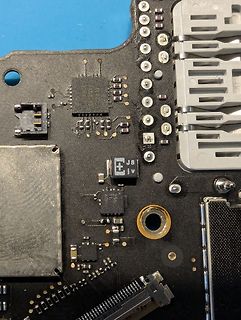 Nahaufnahme einer Leiterplatte mit elektronischen Bauteilen