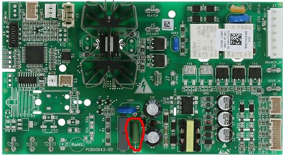 Foto einer grünen Leiterplatte mit elektronischen Bauteilen