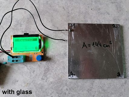 Elektronischer Aufbau mit Display und Metallplatte