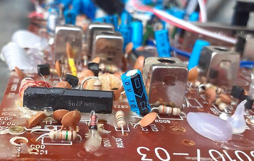 Nahaufnahme einer bestückten Leiterplatte mit elektronischen Bauteilen
