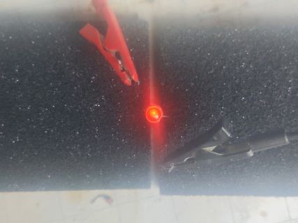 Rote LED zwischen zwei Krokodilklemmen
