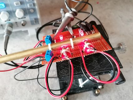 Aufbau einer Leiterplatte mit LEDs und Messleitungen