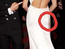 Person in weißem Kleid mit rotem Kreis